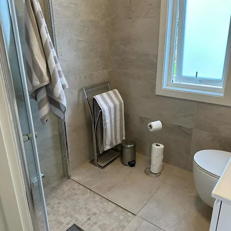 Utleie Av Romslig Og Velutstyrt 10 Minutter Fra Sentrum For Opptil 4 Personer Appartamento