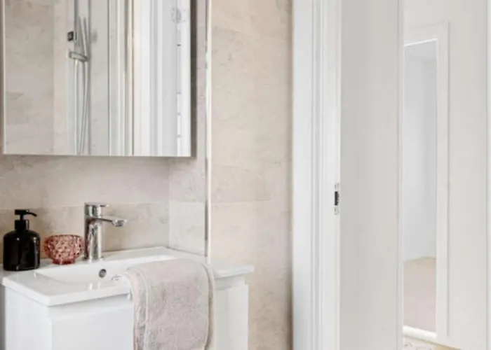 Utleie Av Romslig Og Velutstyrt 10 Minutter Fra Sentrum For Opptil 4 Personer Apartament