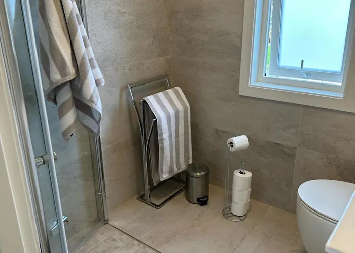 Utleie Av Romslig Og Velutstyrt 10 Minutter Fra Sentrum For Opptil 4 Personer Apartmán